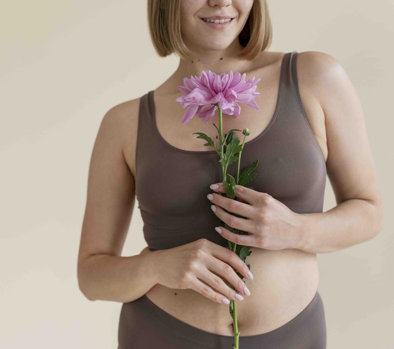 nahaufnahme-smiley-frau-mit-blume